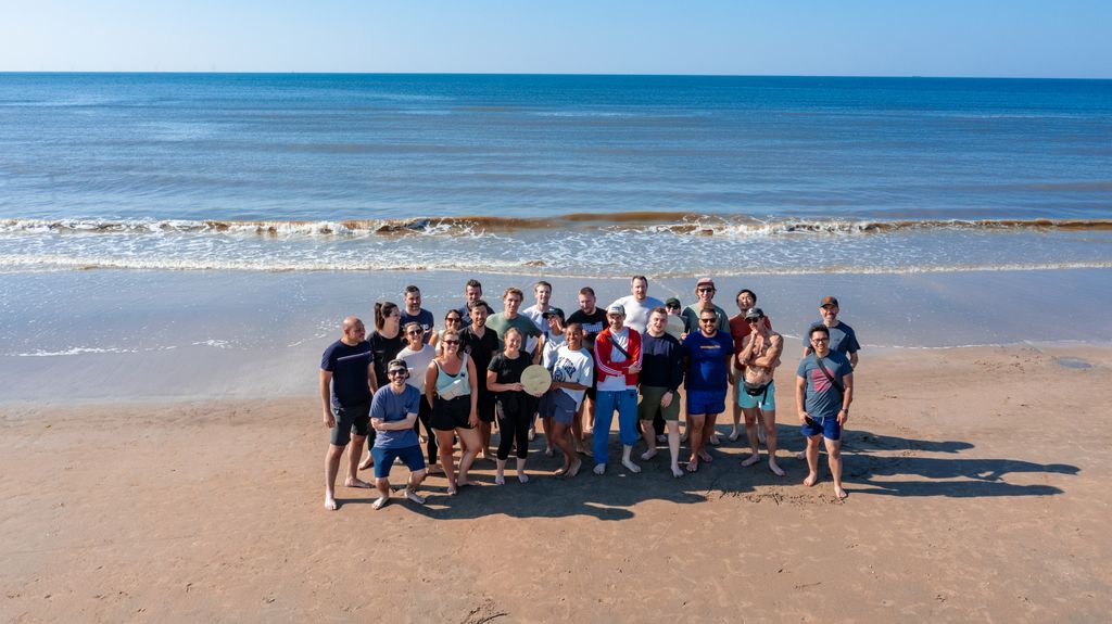 Photo d'équipe sur la plage.